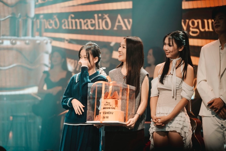 Hàng loạt chiếc bánh kem xuất hiện để Phan Đinh Tùng thổi tắt nến.