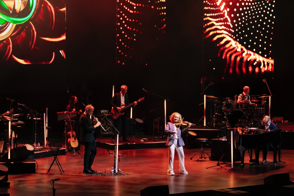 Fionnuala Sherry (violin) và Rolf Løvland (piano) cùng 6 thành viên ban nhạc Secret Garden trên sân khấu Trung tâm Hội nghị Quốc gia Hà Nội.