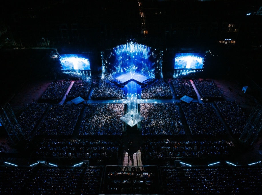 Sân khấu sự kiện được đầu tư hoành tráng với hệ thống LED toàn phần hiện đại.