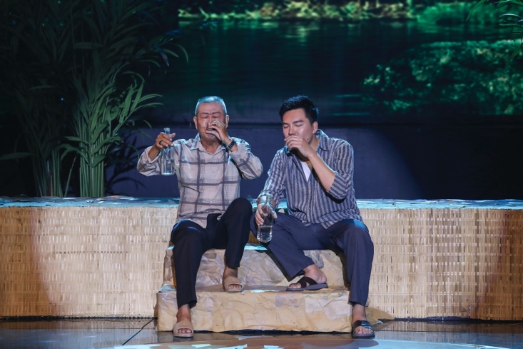 Dù hòa giọng cùng nghệ sĩ gạo cội Vũ Thanh song Quốc Trí vẫn giữ được phong độ ổn định với chất giọng trầm ấm, ngọt ngào.