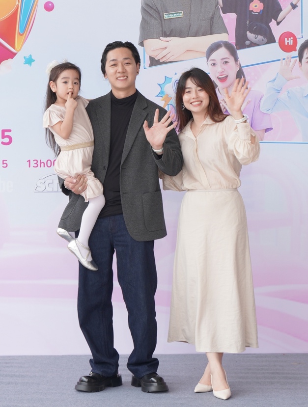 Gia đình Chuyện nhà Đậu gồm Ba Duy - Nam Thương và bé Bún. Tại chương trình, bố bé Bún hài hước thừa nhận: Lo cho con ít mà lo cho thầy cô nhiều hơn.