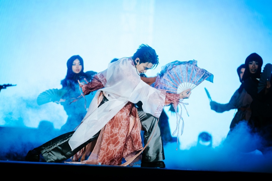 Mục hạ vô nhân, Ngồi tựa mạn thuyền lần lượt vang lên, mang đến cho khán giả những cung bậc cảm xúc vô cùng đặc biệt.