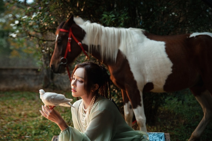 MV Thương được ghi hình tại Đà Lạt thơ mộng, mang màu sắc hoài niệm tựa như những thước phim cổ tích nhưng cũng không kém phần hiện đại, tinh tế.