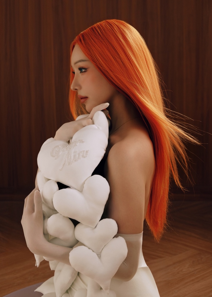 Dear Min là lần đầu tiên Min dám mở hết ngăn kéo cảm xúc của mình, không giấu giếm, không tô vẽ màu hồng lên những nỗi buồn. Mọi thứ thật hơn, mong manh hơn và cũng vì thế mà mạnh mẽ hơn.