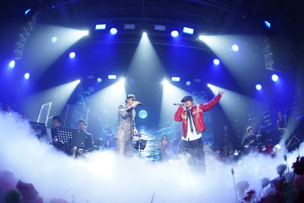 Hà Lê cùng Phan Đinh Tùng mang đến màn song ca Biển nhớ.