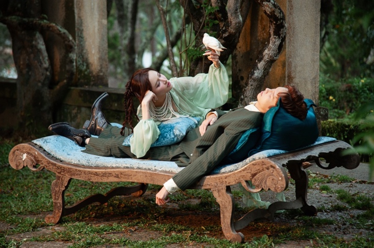 Xoay quanh chủ đề tình yêu, Thương có phần lời hát tập hợp những từ ngữ dịu dàng, ngọt ngào nhất khi một cô gái bày tỏ tình cảm với người mình yêu.