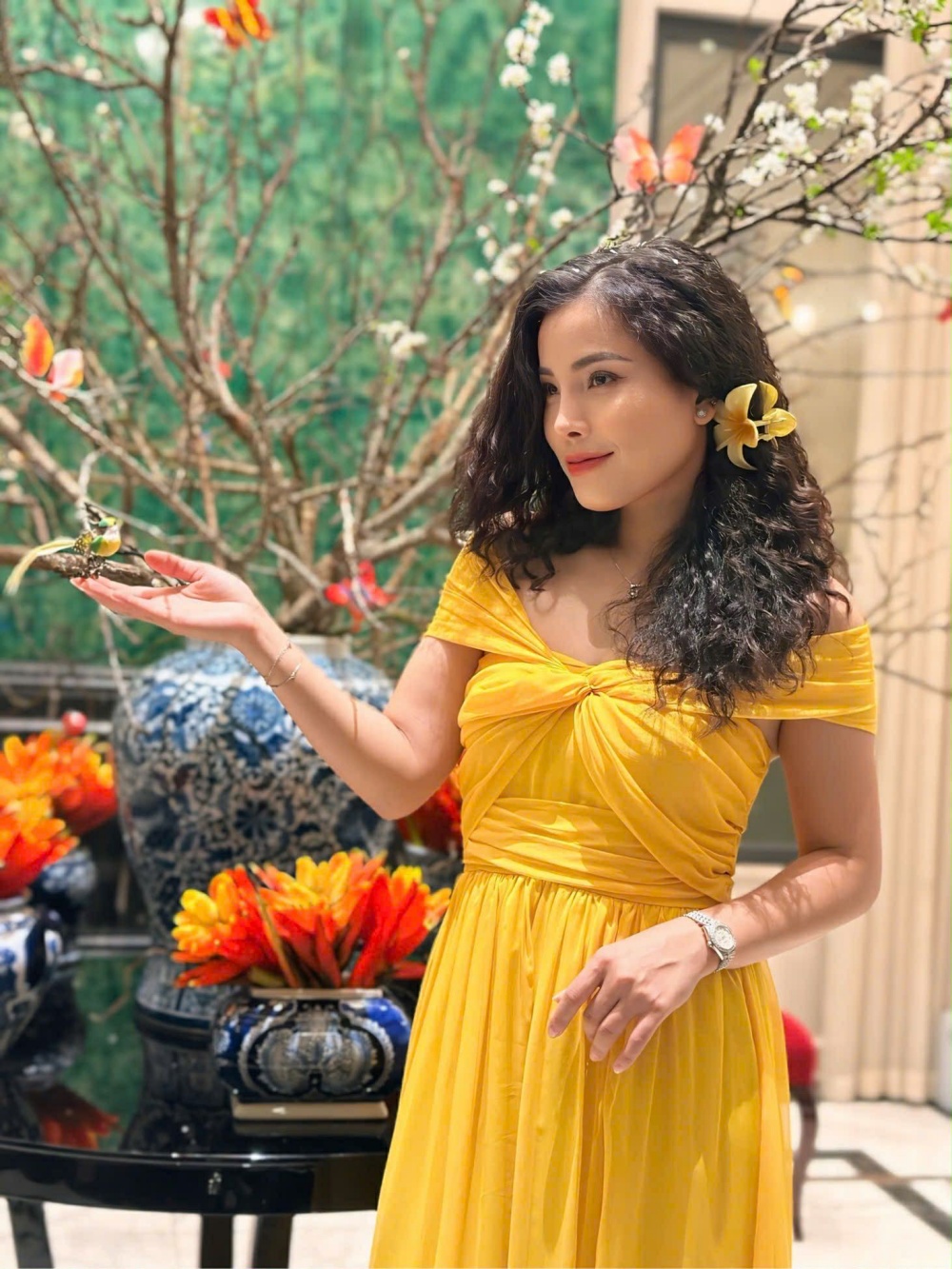 Sinh năm 1988, ca sĩ Phương Nhung từng giành Giải Nhất Tiếng hát Truyền hình Hải Dương 2011 và Giải Ba Giọng hát hay Hà Nội 2011.