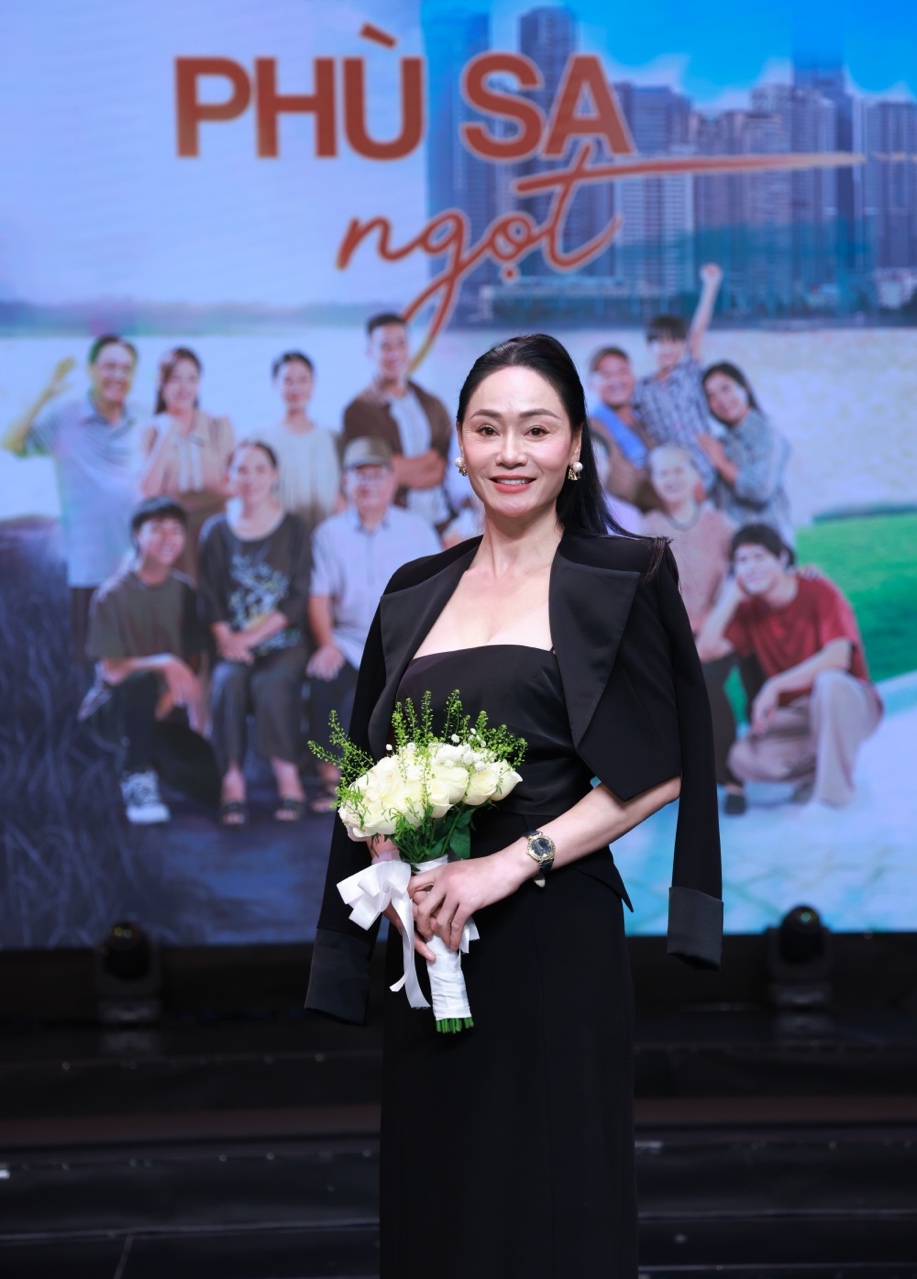 Quách Thu Phương vào vai cô Hồng - người phụ nữ Tràng An đưa con trai trở về xóm Bến để chữa lành sau biến cố.