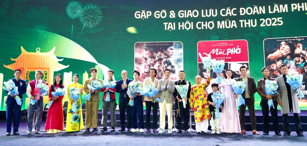 Dàn diễn viên phim Mưa đỏ, Tử chiến trên không và Mùi phở giao lưu trên sân khấu.