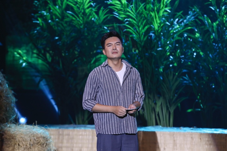 Phần trình diễn và giọng hát của nam MC nhận được bình luận tích cực từ ban giám khảo.