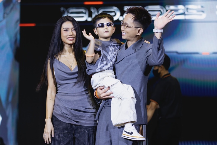 Vợ và con trai đến ủng hộ cho Rhymastic.