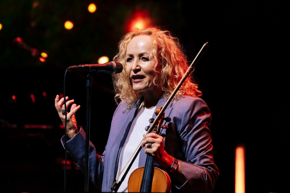 Fionnuala Sherry giao lưu với khán giả, chia sẻ những câu chuyện phía sau các sáng tác của ban nhạc.