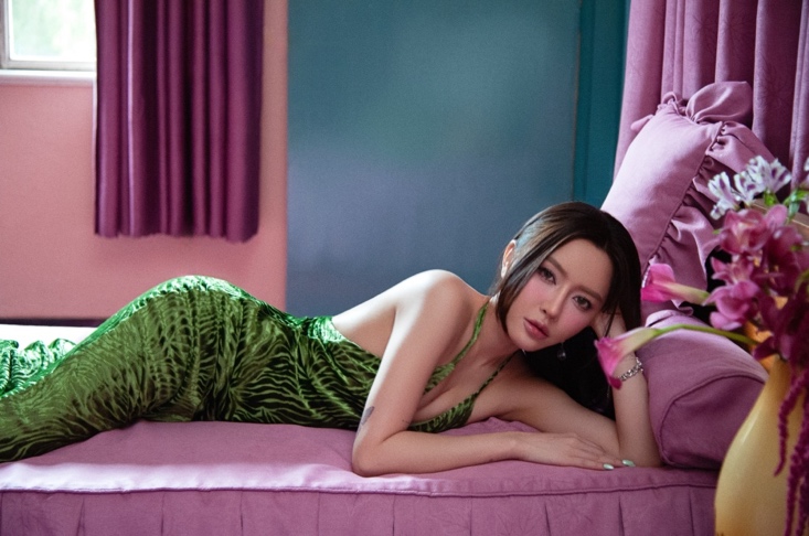 Bích Phương vừa chính thức phát hành MV Thương - một sáng tác của Tuimi, sản xuất âm nhạc bởi 2pillz, có giai điệu nhẹ nhàng, sâu lắng.