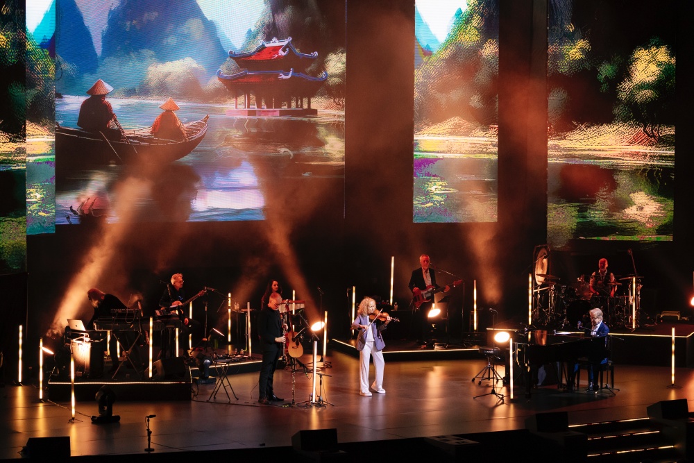 Phần visual art được chuẩn bị công phu dành cho các tiết mục của Secret Garden.