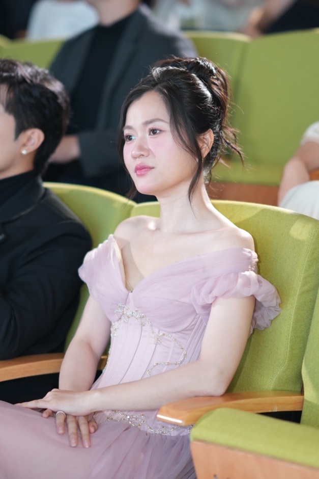 Lâm Vỹ Dạ nhìn nhận đây là thử thách không hề dễ chịu, khác hẳn với việc dạy con ở nhà.