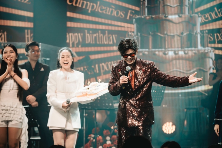 Phan Đinh Tùng mừng sinh nhật tuổi 50 bằng amp;#34;Đinh Showamp;#34; tại Hà Nội - 9