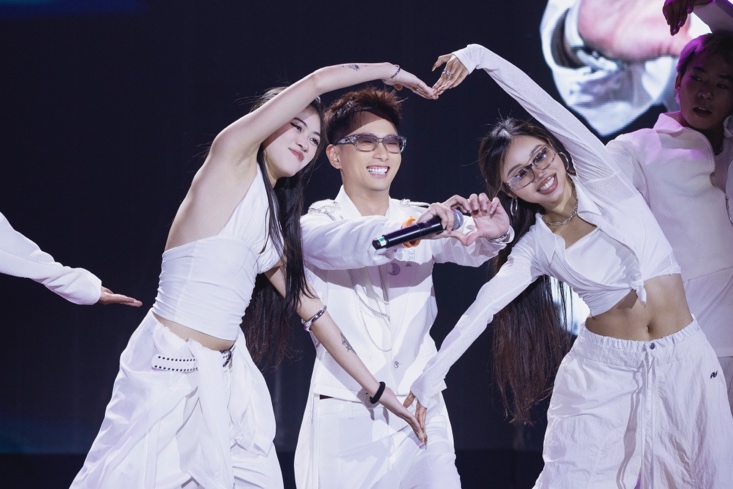 RHYMeeting được xây dựng như một chuyến du hành vũ trụ, nơi Rhymastic hóa thân thành cơ trưởng, dẫn dắt khán giả bước vào thế giới âm nhạc và sáng tạo mang đậm dấu ấn cá nhân.