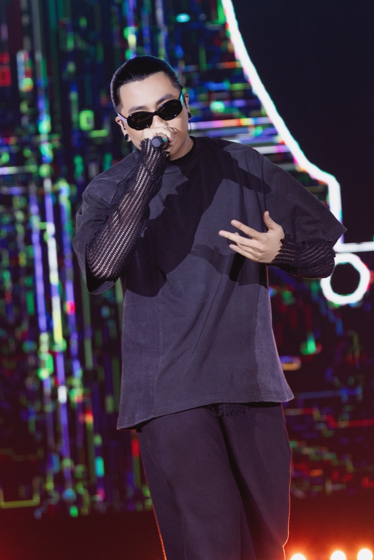 Sân khấu tiếp tục thăng hoa khi Kiên Ứng xuất hiện, biểu diễn và chia sẻ về hành trình gắn bó giữa 2 anh em.