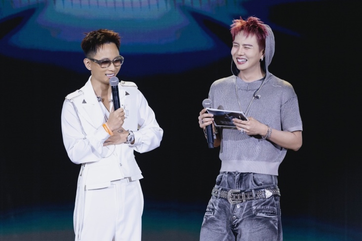 Duy Khánh làm MC cho fan meeting của Rhymastic.