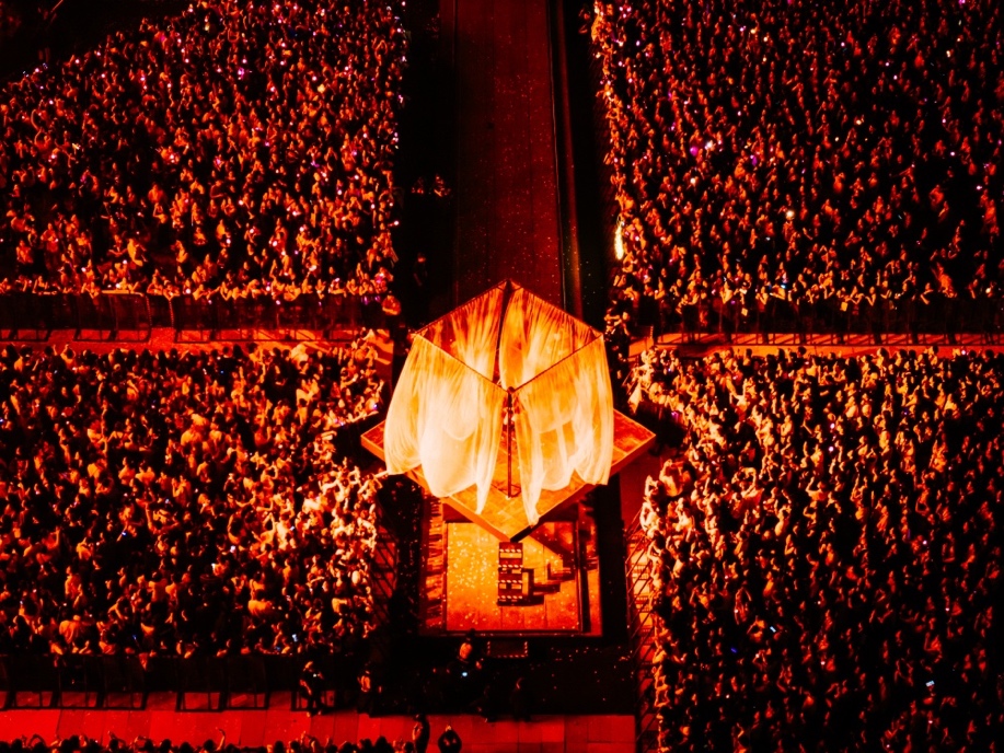 Bật nó lên, Lu mờ, Ai mà biết được, Trò chơi lần lượt vang lên tại nhiều điểm không gian trên những sân khấu phụ được sắp đặt giữa trung tâm hàng ngàn khán giả, tạo ra trải nghiệm cảm xúc đặc biệt.  