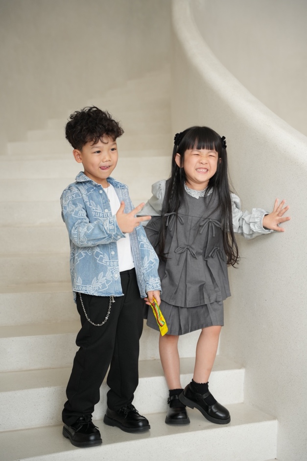 Sóc (con trai của cặp vợ chồng sáng tạo nội dung Trox amp; Lacci) cùng Bona (cô bé được cộng đồng mạng đặc biệt yêu mến khi tham gia Mẹ vắng nhà, ba là siêu nhân 2024 cùng bố Phí Ngọc Hưng).