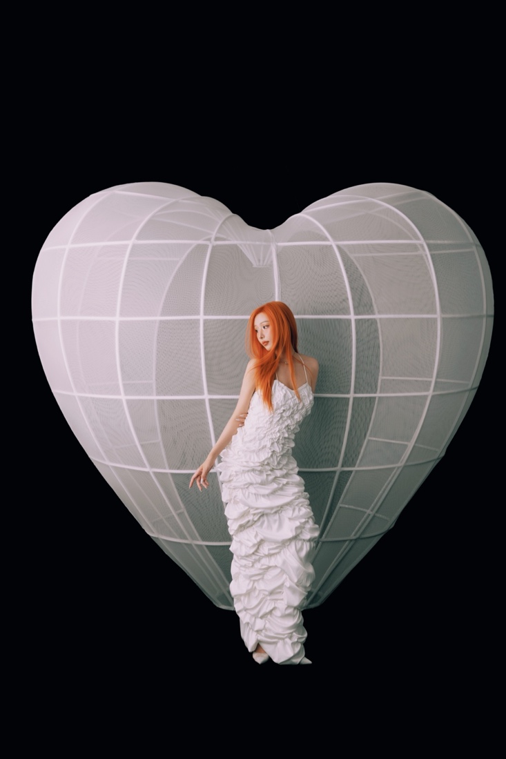 Sân khấu visual stage là biểu tượng trái tim khổng lồ đặt làm trung tâm, được dàn dựng bằng hiệu ứng đẹp mắt để mỗi bài hát trở thành một thước phim sống động.