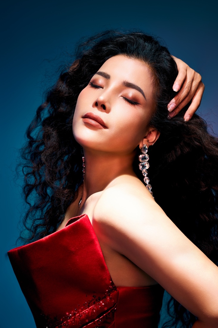 Với Mắt Nhung, Phương Nhung không chỉ cất lên lời ca mà còn hát bằng ánh mắt, bằng tâm hồn của người phụ nữ đã trải qua đủ thăng trầm.