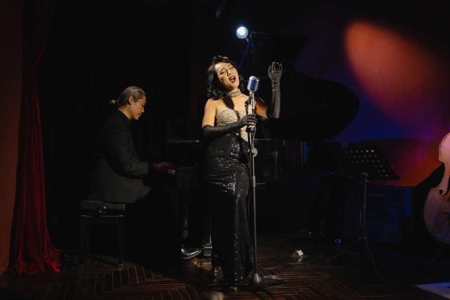 Được mệnh danh The Jazz Lady, cô là một trong những giọng hát jazz hiếm hoi tại Hà Nội có 25 năm gắn bó với sân khấu, bước ra từ chiếc nôi Văn hóa Nghệ thuật Quân đội vào đầu những năm 2000.