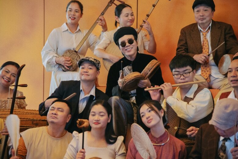 NSND Huỳnh Tú tự hào khi góp sức trong sản phẩm của con trai ruột.