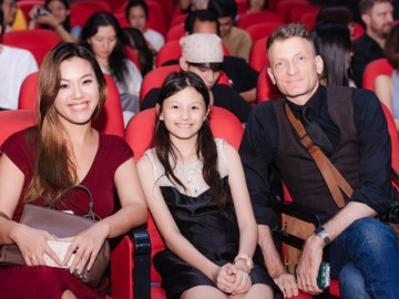 Ca sĩ Phương Vy dẫn chồng Tây và con gái xem nhạc kịch Once On This Island