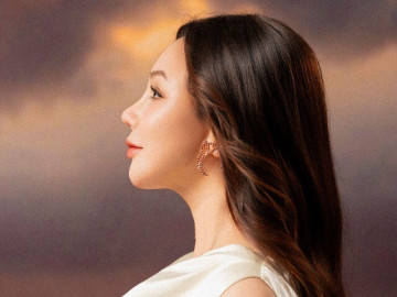 Hồ Quỳnh Hương đánh dấu cột mốc 11 năm trở lại bằng album "Khi em hát"