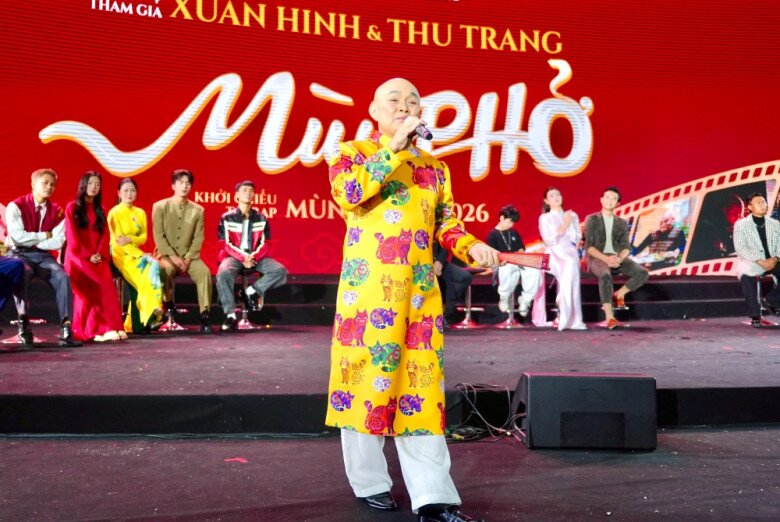 Nam nghệ sĩ gạo cội khiến khán giả thích thú khi bất ngờ thể hiện một đoạn hát chầu văn ngay trên sân khấu.