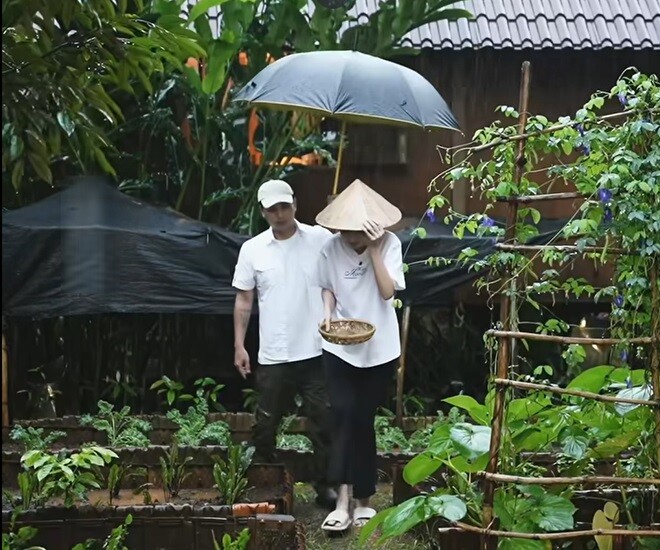 Vợ chồng Hồ Quang Hiếu liên tục thu hút sự chú ý với những video “bỏ phố về quê” đầy bình dị và ấm áp. Không cần kịch bản cầu kỳ, chỉ cần một gian bếp củi, mảnh vườn rau và đôi tay khéo léo là đủ để cặp đôi chiếm trọn tình cảm của người xem.