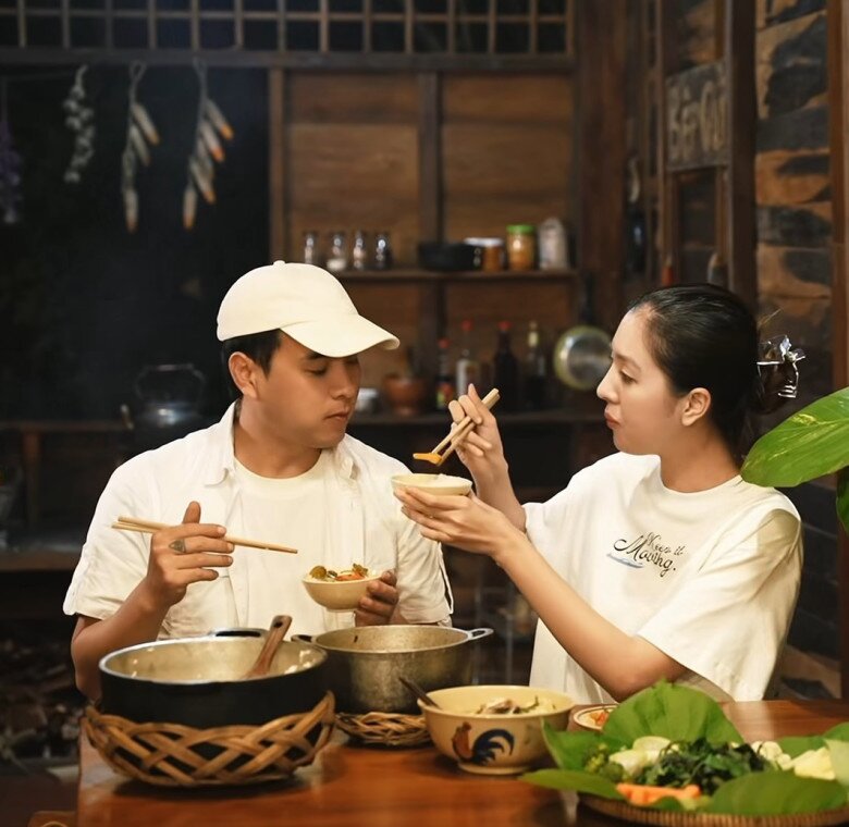 Khoảnh khắc ấm áp khi vợ chồng cùng ngồi bên mâm cơm giản dị, vợ gắp thức ăn cho chồng, không chỉ ngon vì món mà còn vì đầy ắp yêu thương.