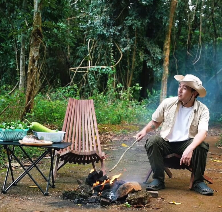 Cặp đôi nấu ăn trong khung cảnh giữa rừng. Nam ca sĩ nhóm lửa đốt củi để chuẩn bị cho công đoạn nướng cá nhồi bầu. Hình ảnh giản dị, mộc mạc giữa thiên nhiên rừng núi gây nhiều thiện cảm.