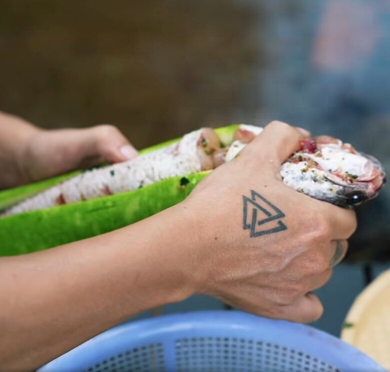 Cá được tẩm ướp gia vị, nhét vào bên trong quả bầu dài, sau đó đem nướng trên than hồng - món ăn dân dã nhưng đầy sáng tạo và hấp dẫn.