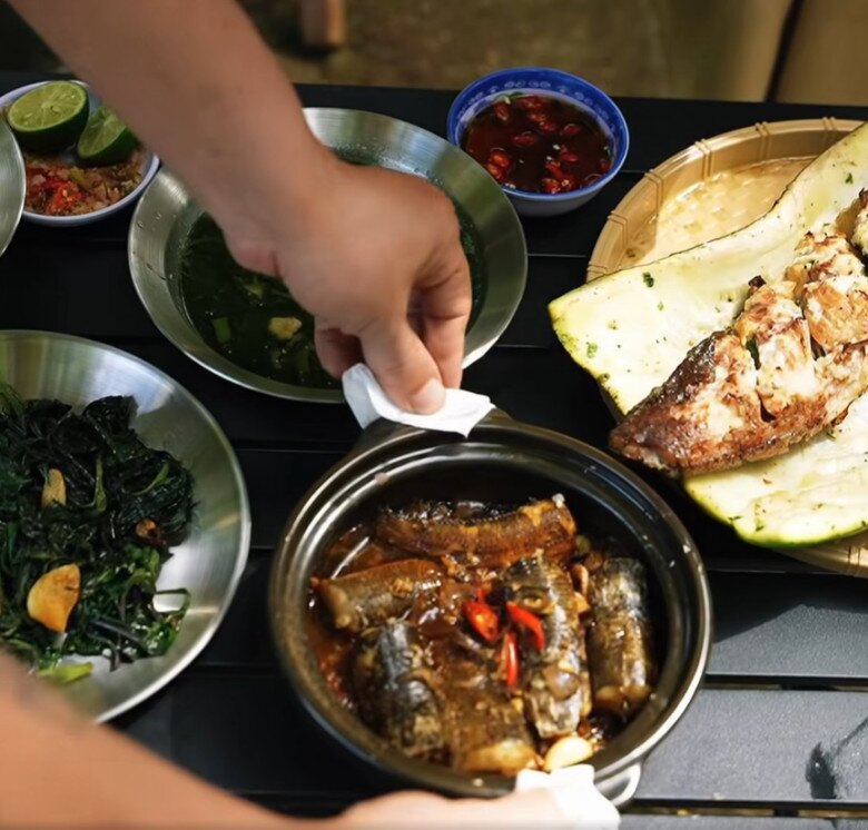 Bữa ăn chiều được bày biện gọn gàng với cá kho, canh rau, rau xào và cá nướng bầu - đủ đầy dinh dưỡng, đậm đà tình cảm gia đình.