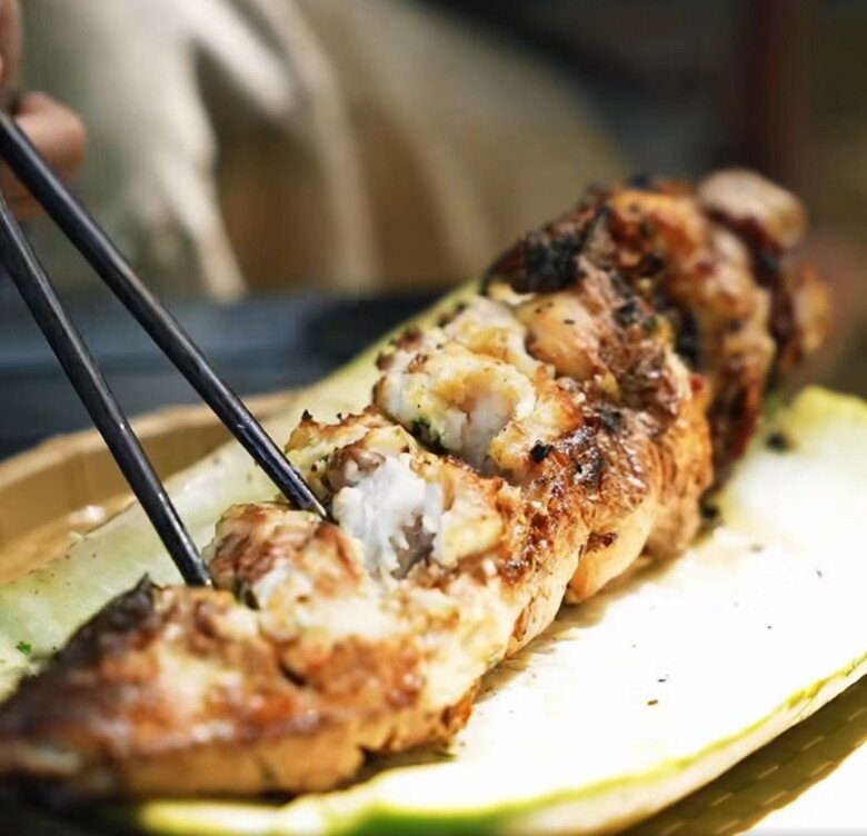 Thành phẩm “cá nhồi bầu nướng” khiến người xem trầm trồ bởi lớp da cá vàng ruộm, phần thịt trắng thơm, vừa chín tới, quyện với vị ngọt tự nhiên từ quả bầu.