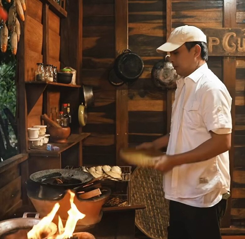 Sau khi 2 vợ chồng ra vườn hái rau giữa trời mưa, nam ca sĩ vào đảm nhận phần nhóm bếp củi, còn vợ chuẩn bị các nguyên liệu. Không gian nhà gỗ, bếp than hồng và đồ dùng mộc mạc gợi lên ký ức quê nhà thân thương.