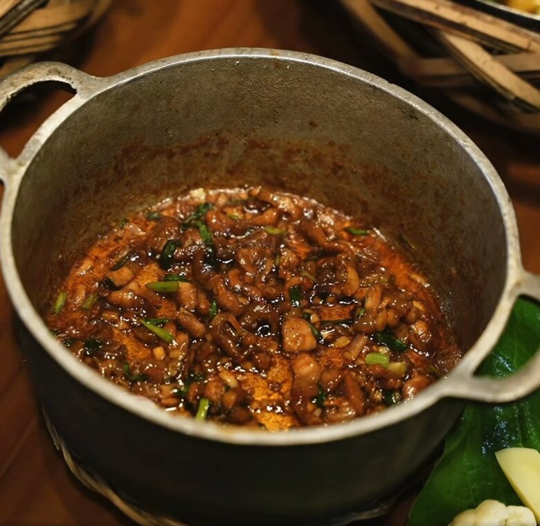 Nồi kho quẹt sau khi nấu đã sánh lại, màu nâu óng ánh từ nước màu, hòa quyện cùng hành lá, tiêu, tỏi... khiến ai nhìn cũng muốn múc ngay một bát cơm nóng.