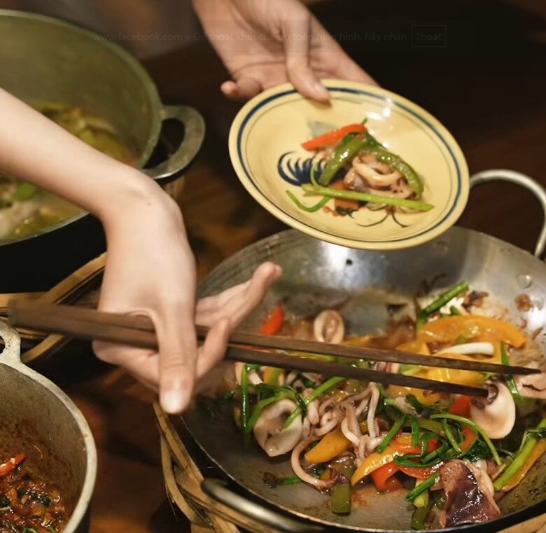 Món mực xào cùng ớt chuông đỏ - vàng, cần tây được bày ra đĩa. Màu sắc bắt mắt, mùi thơm quyến rũ, ăn kèm cơm là “chuẩn bài”.