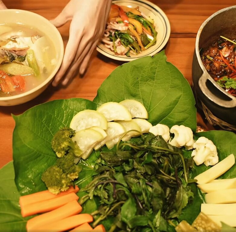 Đĩa rau luộc được trình bày đẹp mắt trên lá lớn, gồm cà rốt, bông cải, mướp luộc và nhiều loại rau củ quả… đầy đủ màu sắc và chất dinh dưỡng.