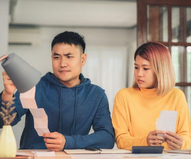 Vợ chồng tôi xuất thân trong nghèo khó nên rất quý trọng từng đồng tiền vất vả kiếm được. (Ảnh minh họa)