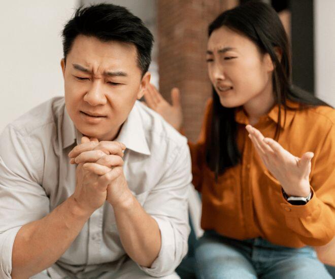 Con dâu chi tiêu hoang phí cứ đến cuối tháng kêu hết tiền và lại ngửa tay xin chồng. (Ảnh minh họa)