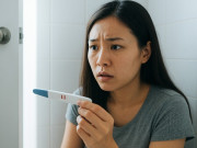 Bà bầu - Qua đêm với người cũ sau buổi họp lớp, nhìn que thử thai hiện 2 vạch tôi chưa biết nói gì với chồng