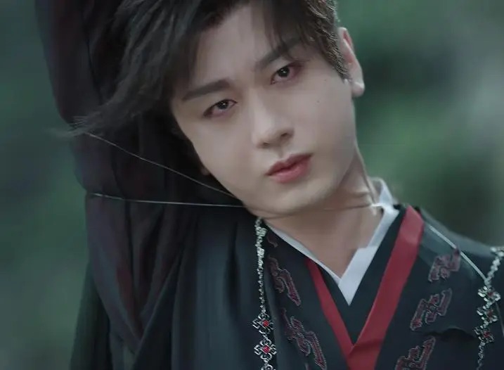 Nam diễn viên bị đánh giá là có khuôn mặt đơ cứng, sưng phồng thiếu tự nhiên.