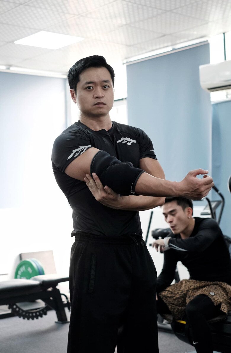 Hiệnu anh là giám đốc của một trung tâm huấn luyện võ thuật tổng hợp.