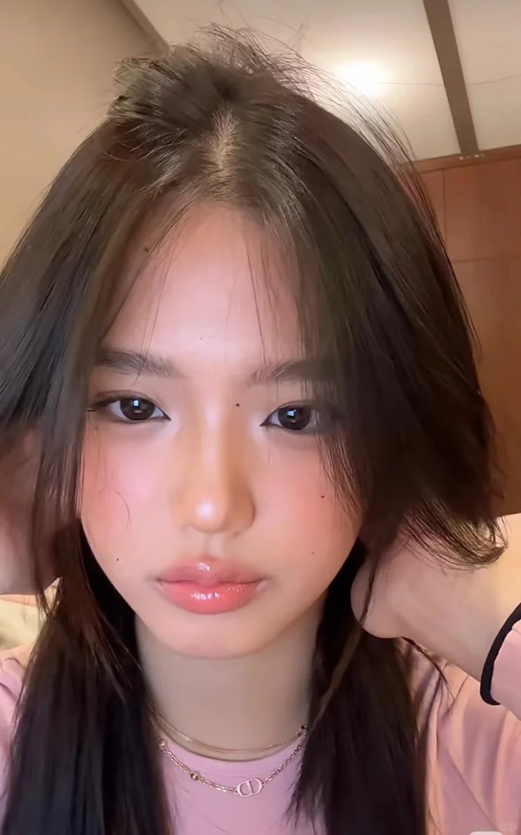 Jaden cũng là chủ nhân xu hướng make-up từng gây bão mạng xã hội Tiểu Hồng Thư hồi đầu năm nay.