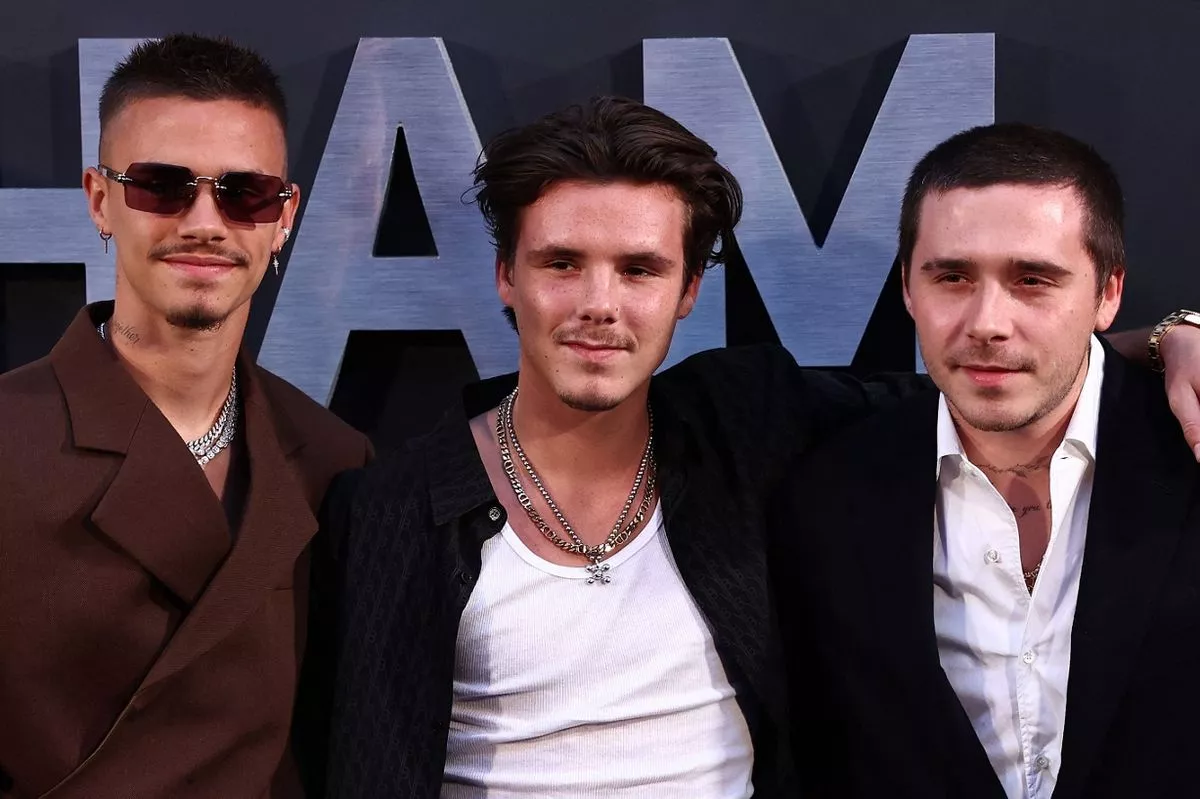 Mối quan hệ giữa Brooklyn và 2 em trai cũng vô cùng căng thẳng.