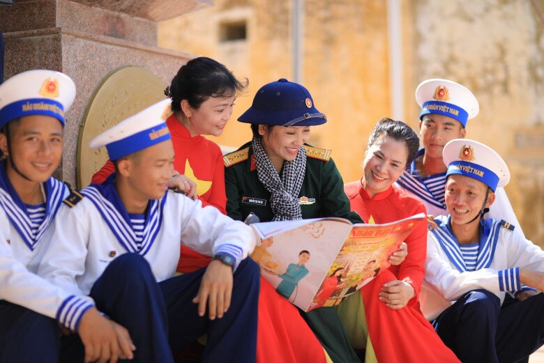 NSND Thu Hà đến với cán bộ, chiến sĩ làm nhiệm vụ ở Trường Sa.